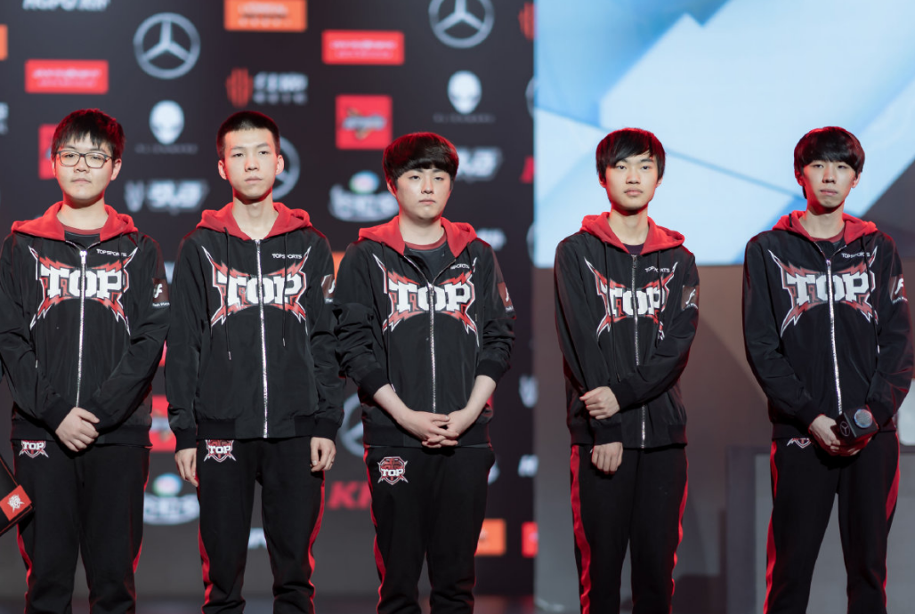  默契配合显神威，战队逆袭挺进季后赛  