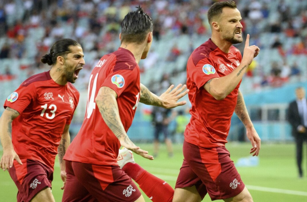  费德勒退役告别战引全场泪目