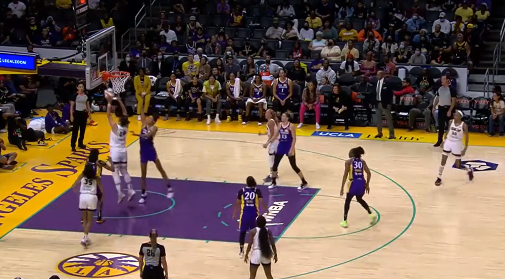  扣篮大赛激情上演，空中飞人争夺桂冠