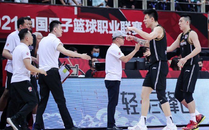  主场优势尽显，球迷助威声震四方