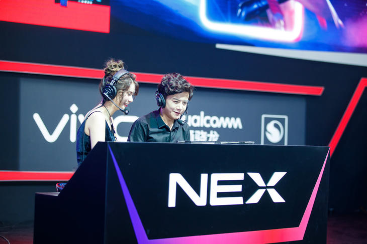  电竞解说激情澎湃点燃观赛热情