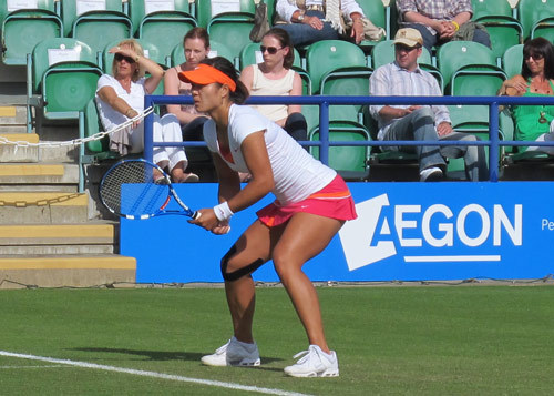  埃文斯草地驰骋，伊斯特本赛击败名将折桂