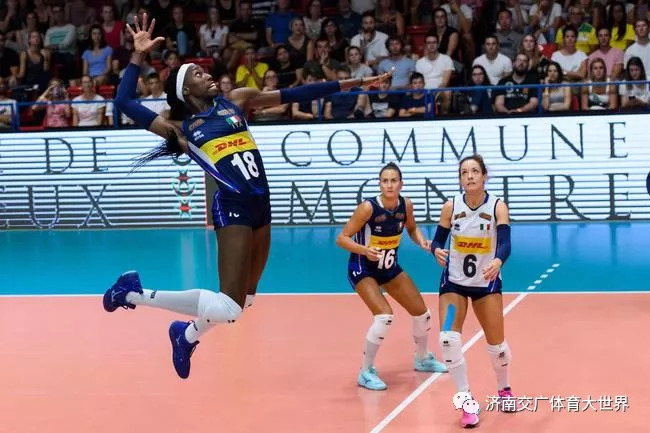  阿利亚西姆网前截击精妙，直落两盘横扫过关