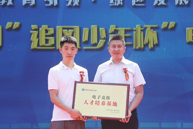  电竞学院正式揭牌，培养专业复合人才