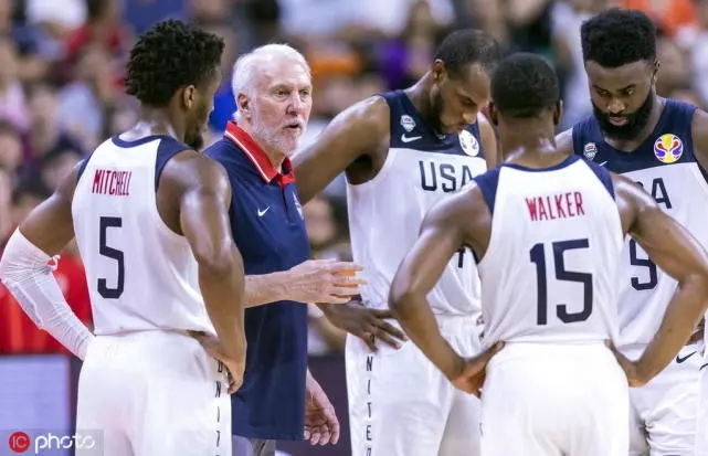  欧冠淘汰赛激情碰撞，顶级球星闪耀赛场